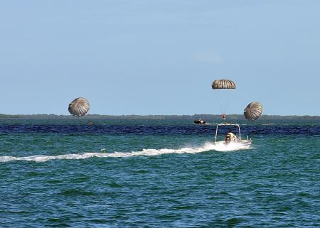 Parachutists from 20th SFGA enter water at Key West (Dec 2013)
